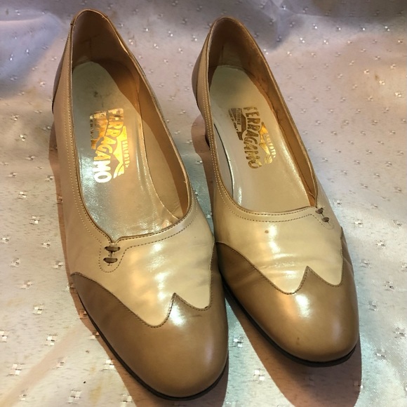 Two Tone Ferragamo pumps! Perfect for spring. - Picture 3 of 11